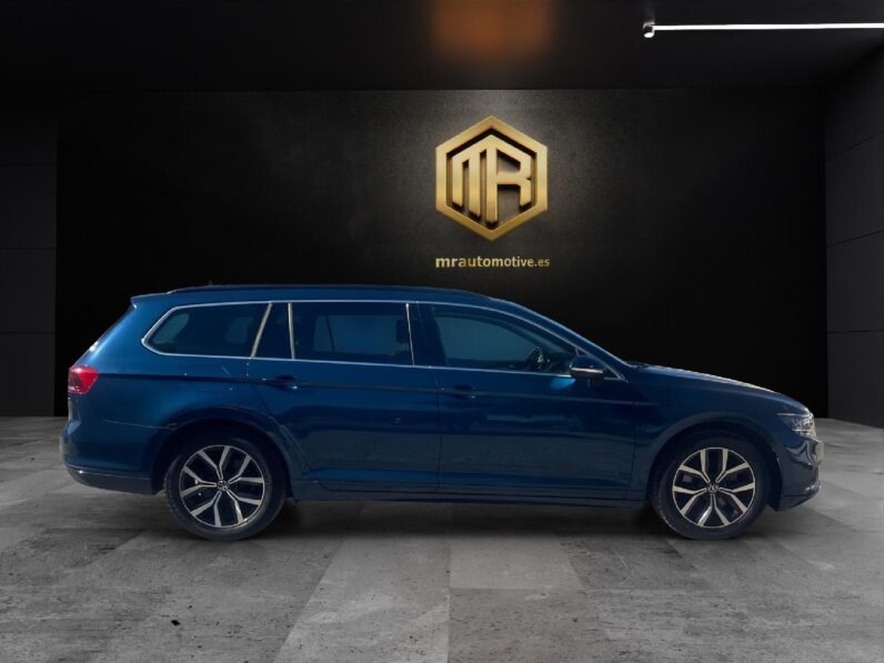 
 Volkswagen Passat Variant Executive 2.0 TDI 110kW DSG 2022 full									